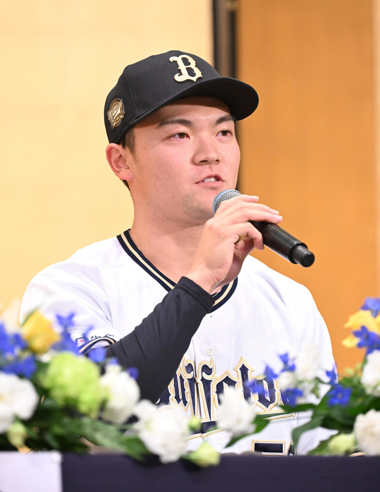 入団会見で抱負を話すオリックス4位山中稜真（撮影・和賀正仁）