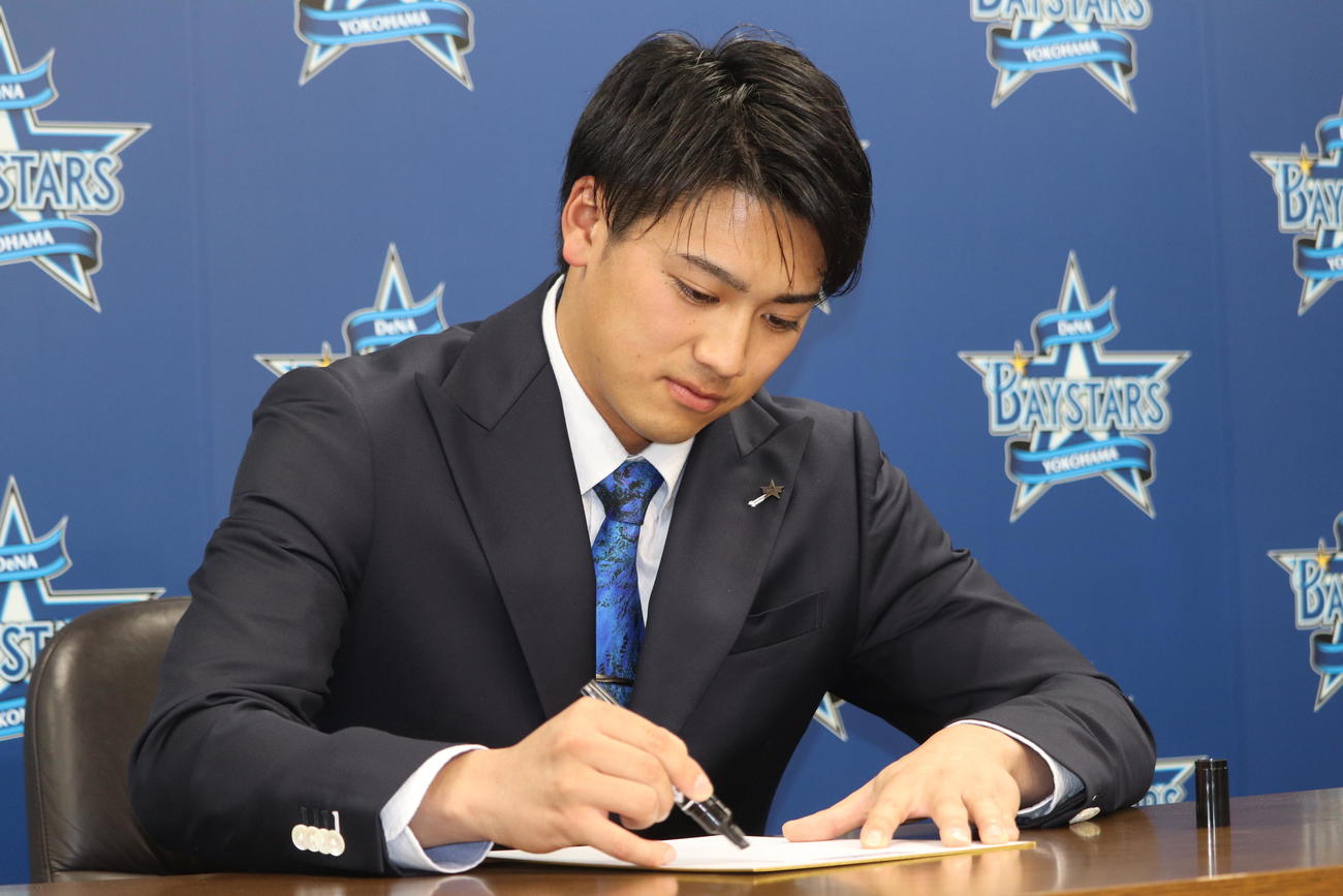 契約更改会見に出席したDeNA森敬（撮影・小早川宗一郎）