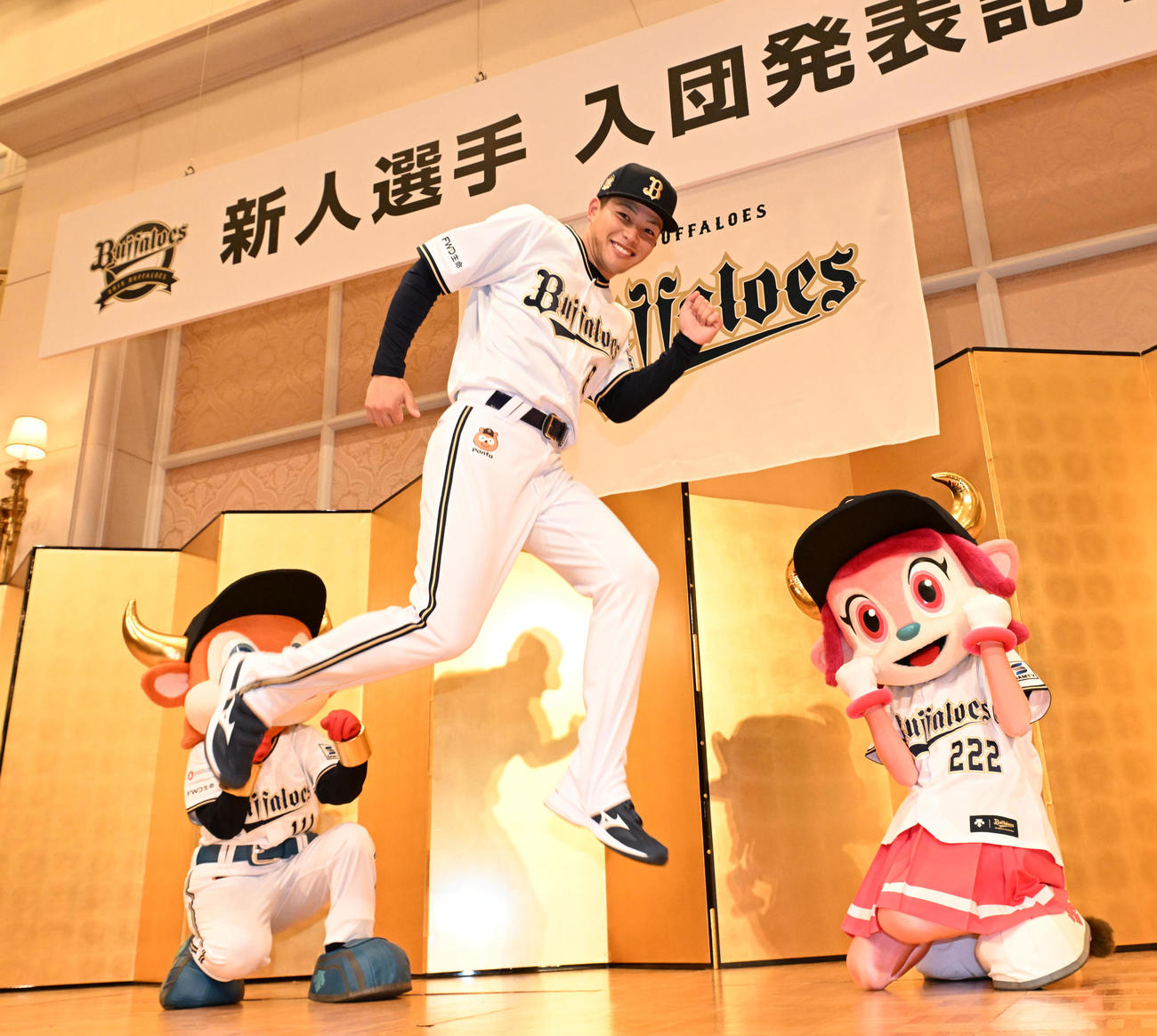 オリックス入団発表後、走塁のポーズを取る1位麦谷（撮影・和賀正仁）