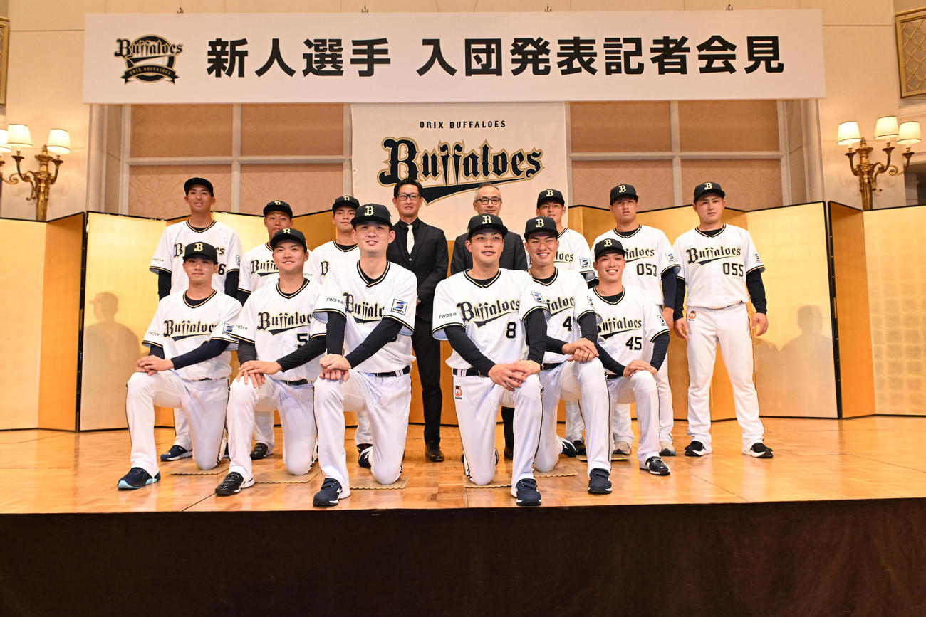 入団発表後、岸田監督（後方中央左）、湊社長を中心にポーズを取る、前列左から6位片山、4位山中、2位寺西、1位麦谷、3位山口、5位東山、後列左から育成6位乾、同4位寺本、同2位清水、同1位今坂、同3位上原、同5位田島（撮影・和賀正仁）