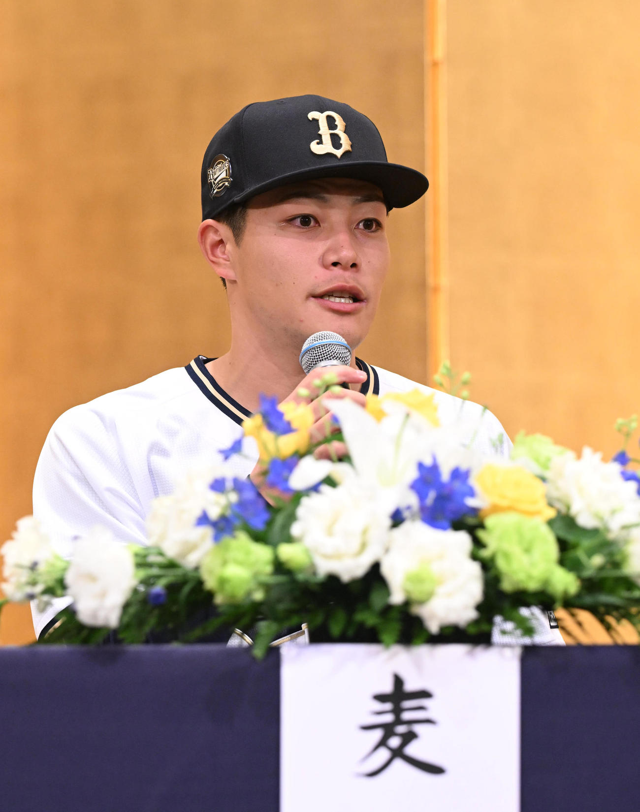 入団会見で抱負を話すオリックス1位麦谷（撮影・和賀正仁）