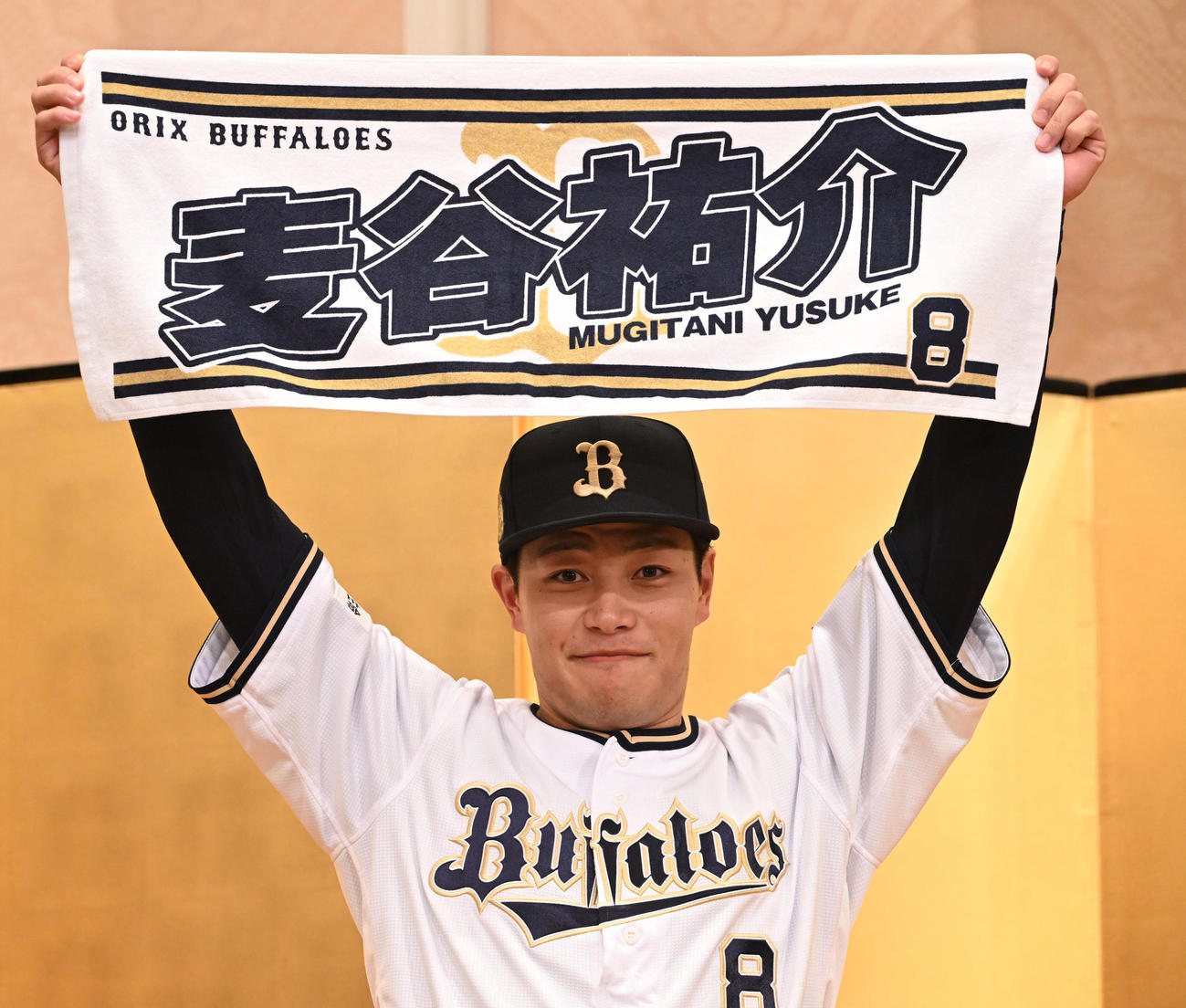 入団会見で名前入りタオルを掲げるオリックス1位麦谷（撮影・和賀正仁）