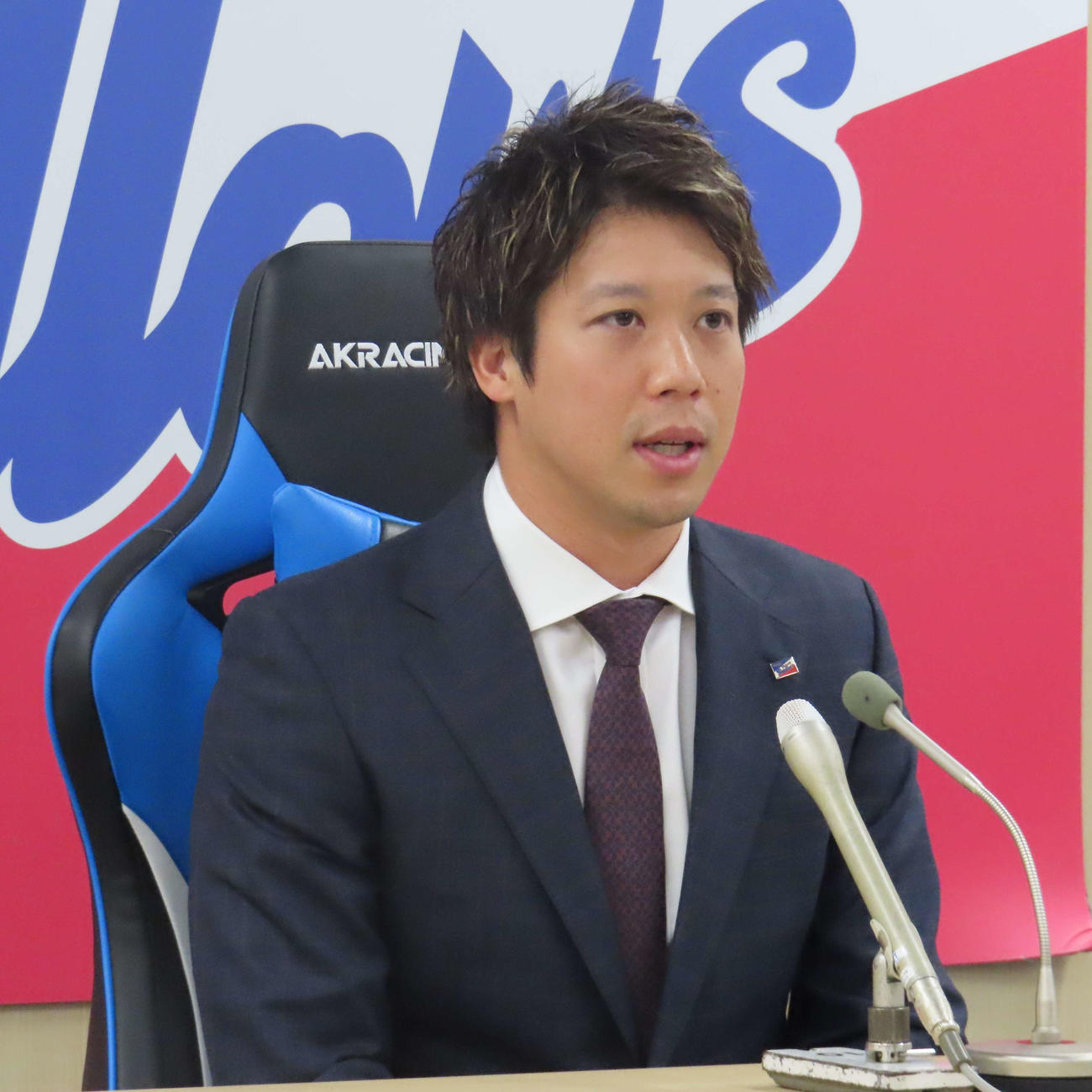 契約更改交渉を終え、会見に臨むヤクルト山田（撮影・水谷京裕）