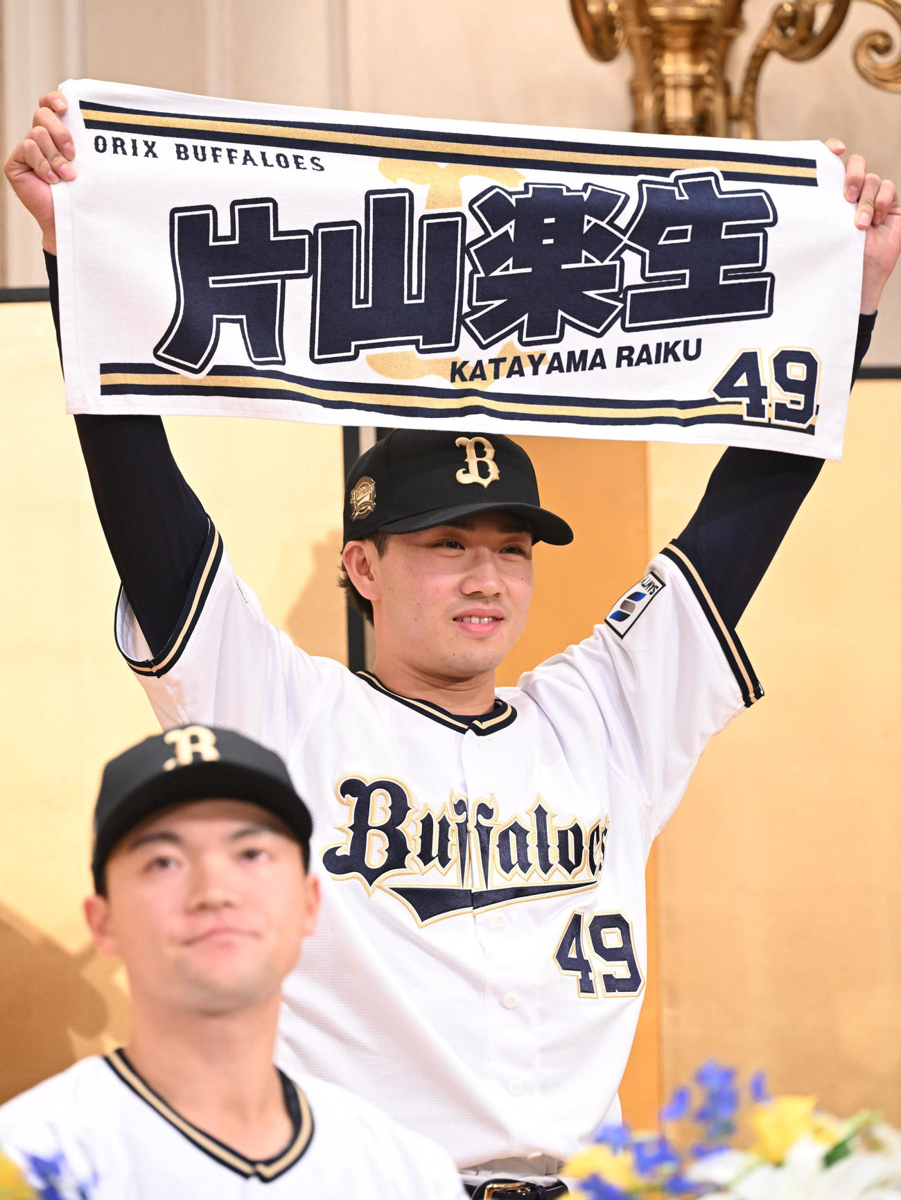 入団会見で名前入りタオルを掲げるオリックス6位片山楽生（撮影・和賀正仁）