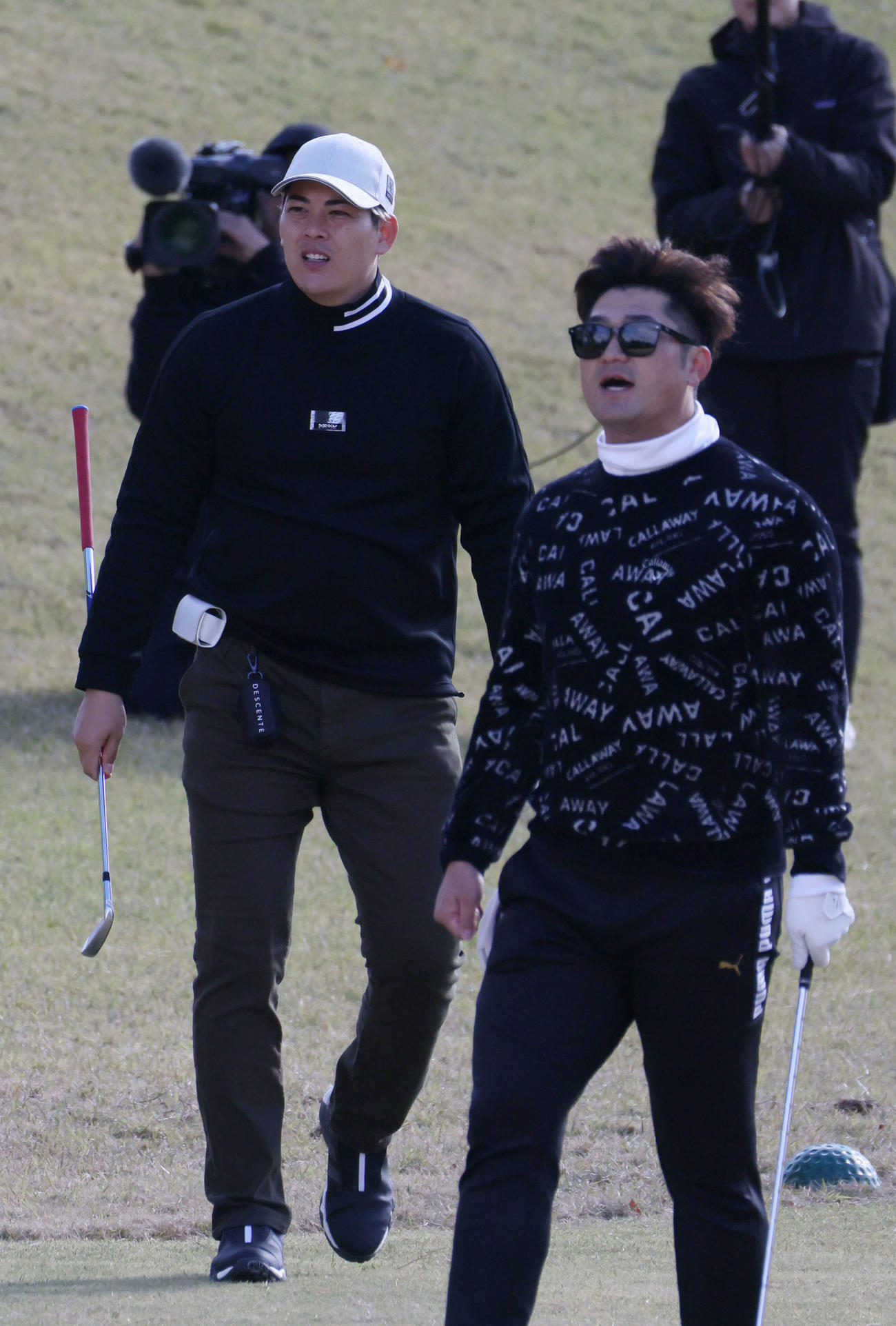 広島選手会ゴルフに参加した九里。右は岡田（撮影・加藤孝規）