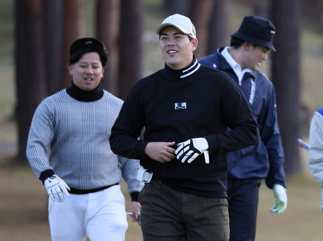 広島選手会ゴルフに参加した九里（中央）。左は戸根。右は赤塚（撮影・加藤孝規）