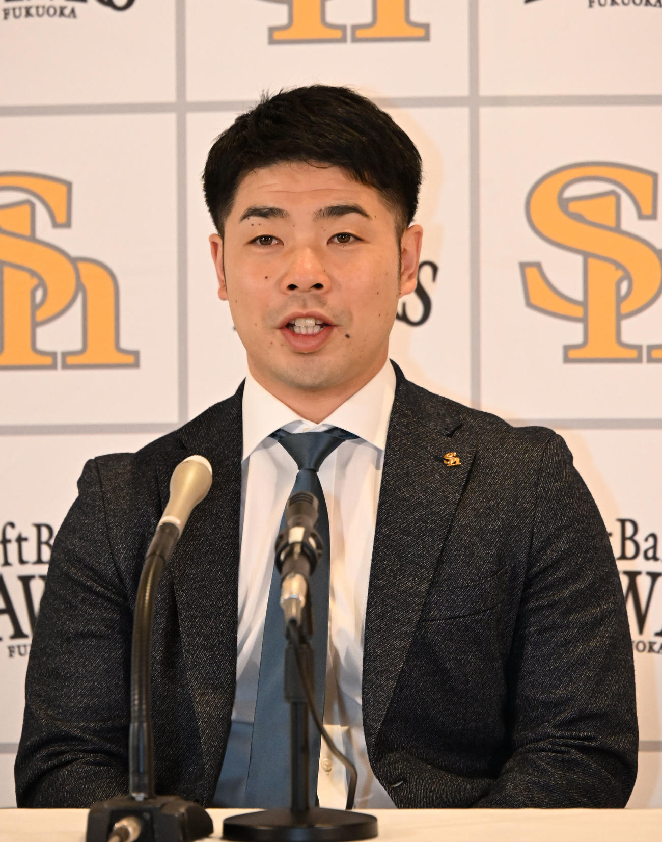 契約更改を終え会見に臨む近藤（撮影・林敢治）