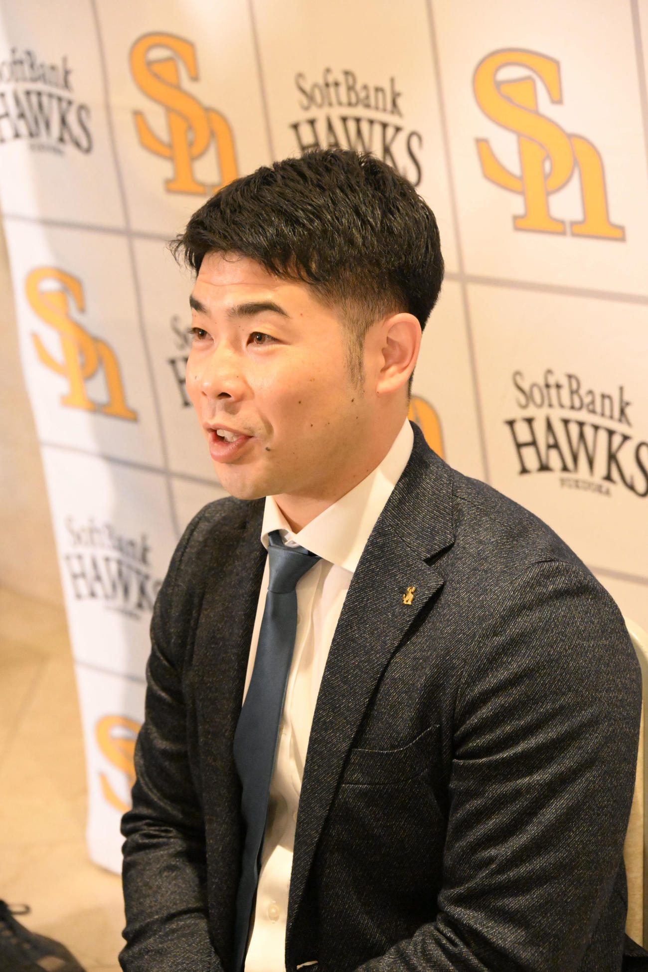 囲み取材に応じる近藤（撮影・林敢治）