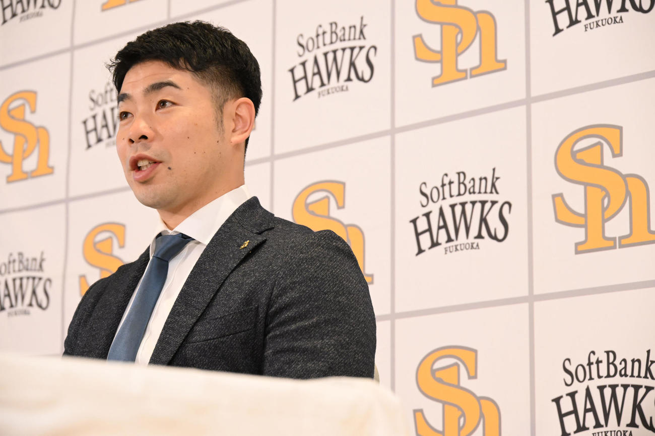契約更改を終え会見に臨む近藤（撮影・林敢治）