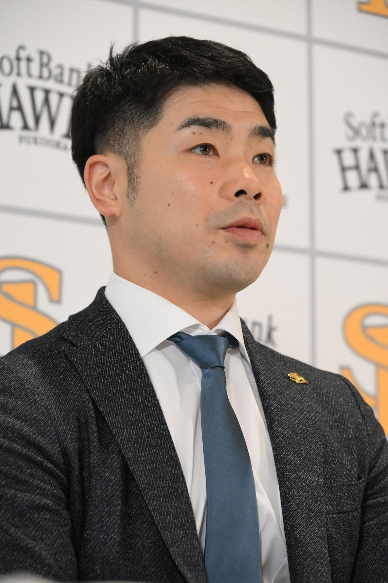 契約更改を終え会見に臨む近藤（撮影・林敢治）