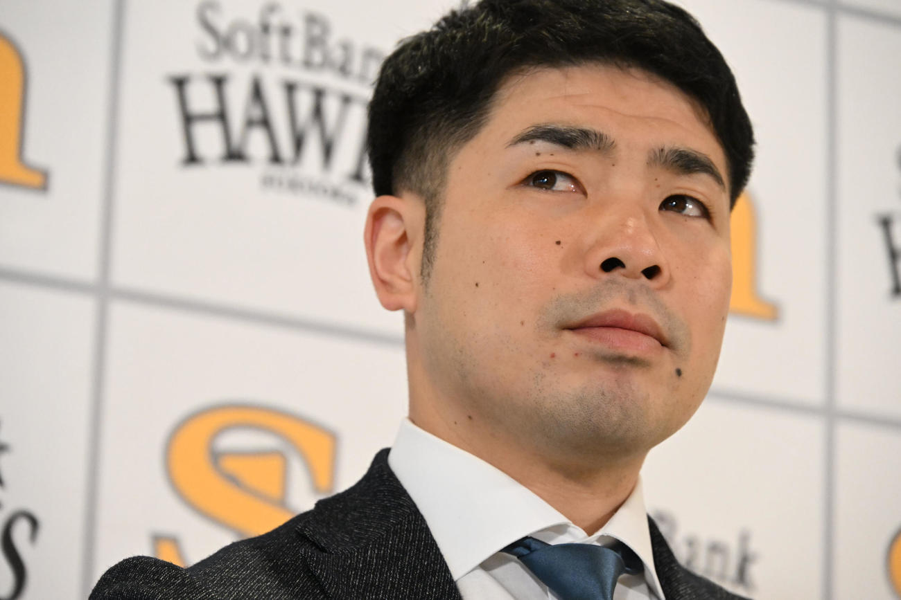 契約更改を終え会見に臨む近藤（撮影・林敢治）
