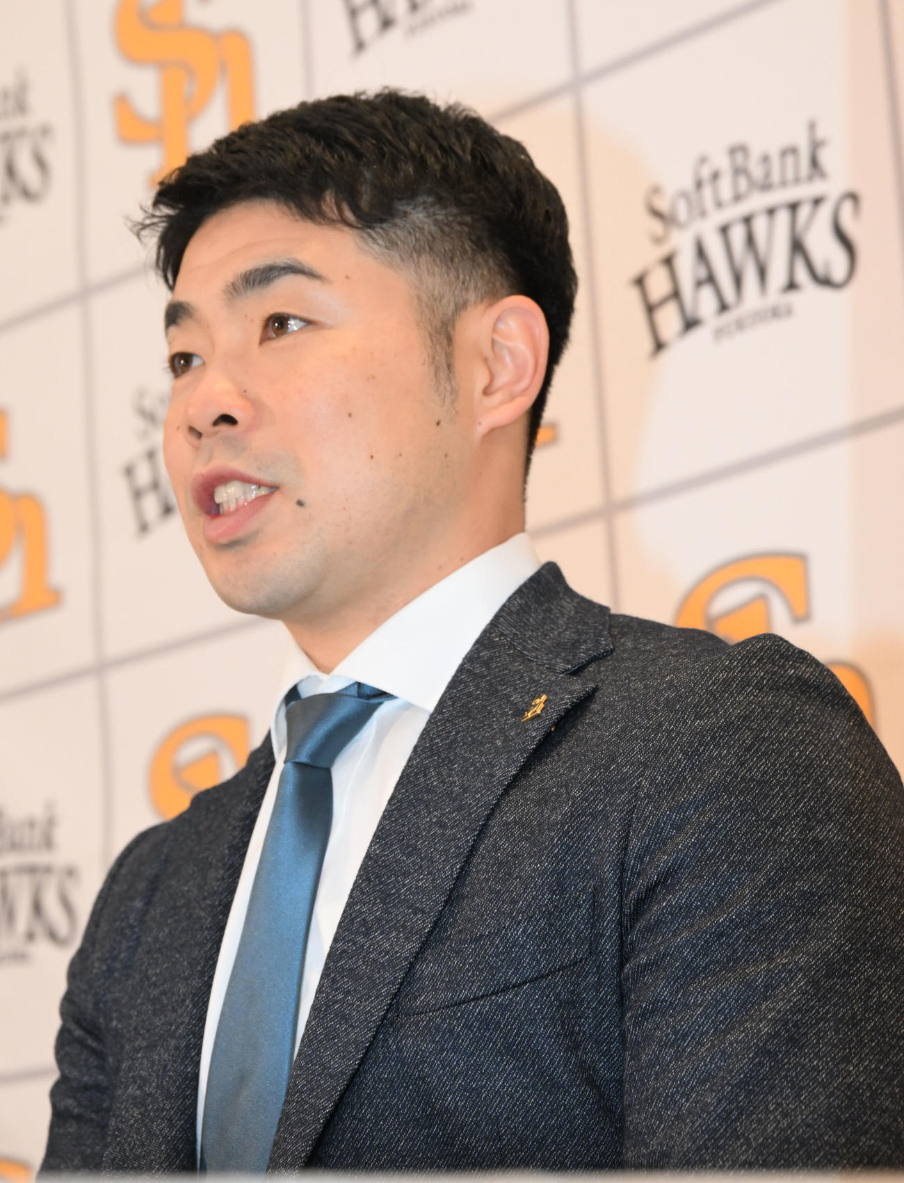 契約更改を終え会見に臨む近藤（撮影・林敢治）