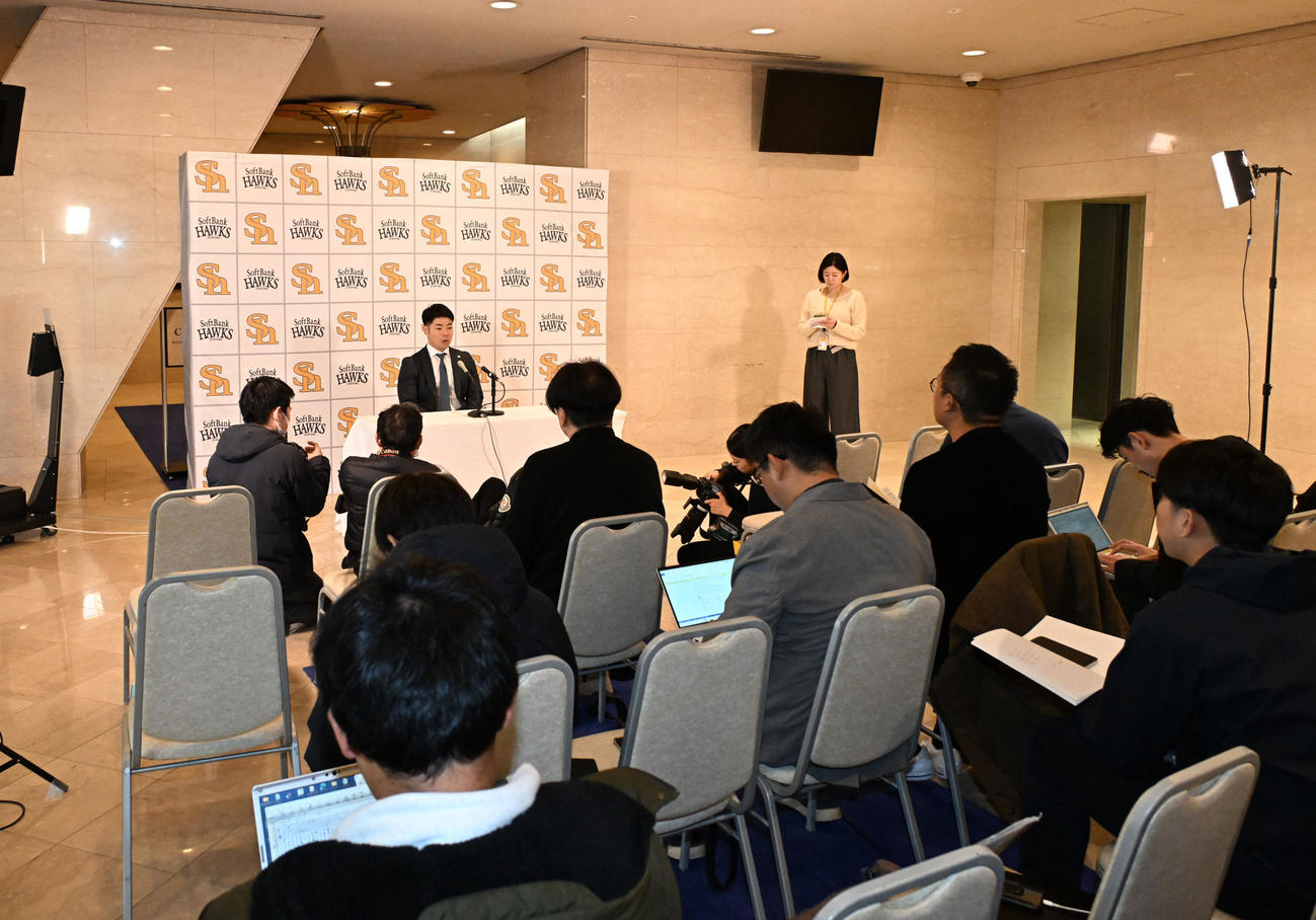 契約更改を終え会見に臨む近藤（撮影・林敢治）