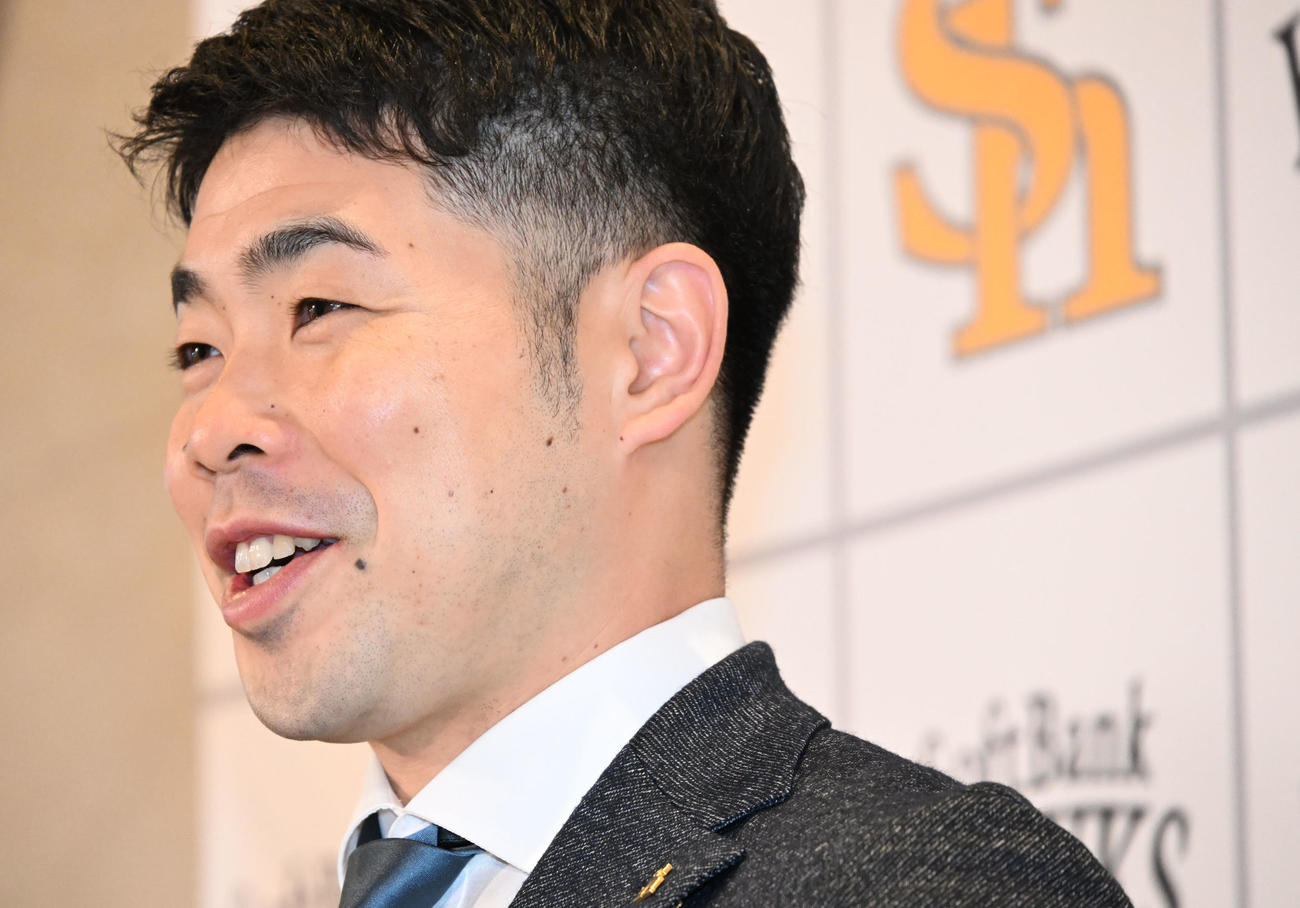 契約更改を終え会見で笑顔を見せる近藤（撮影・林敢治）