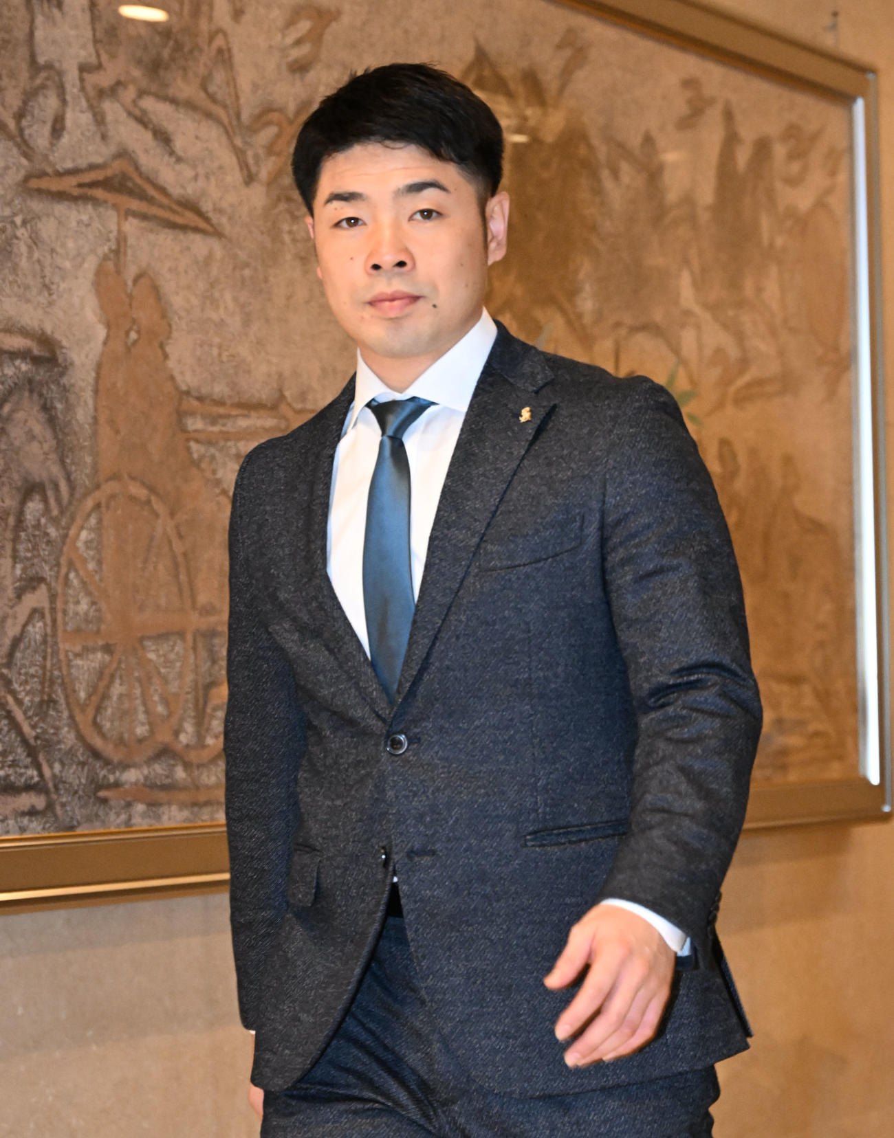 契約更改を終え会見に臨む近藤（撮影・林敢治）