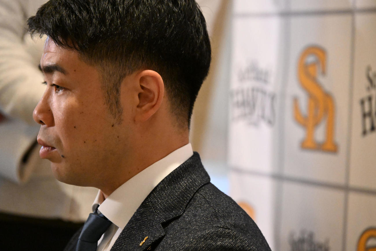 囲み取材に応じる近藤（撮影・林敢治）