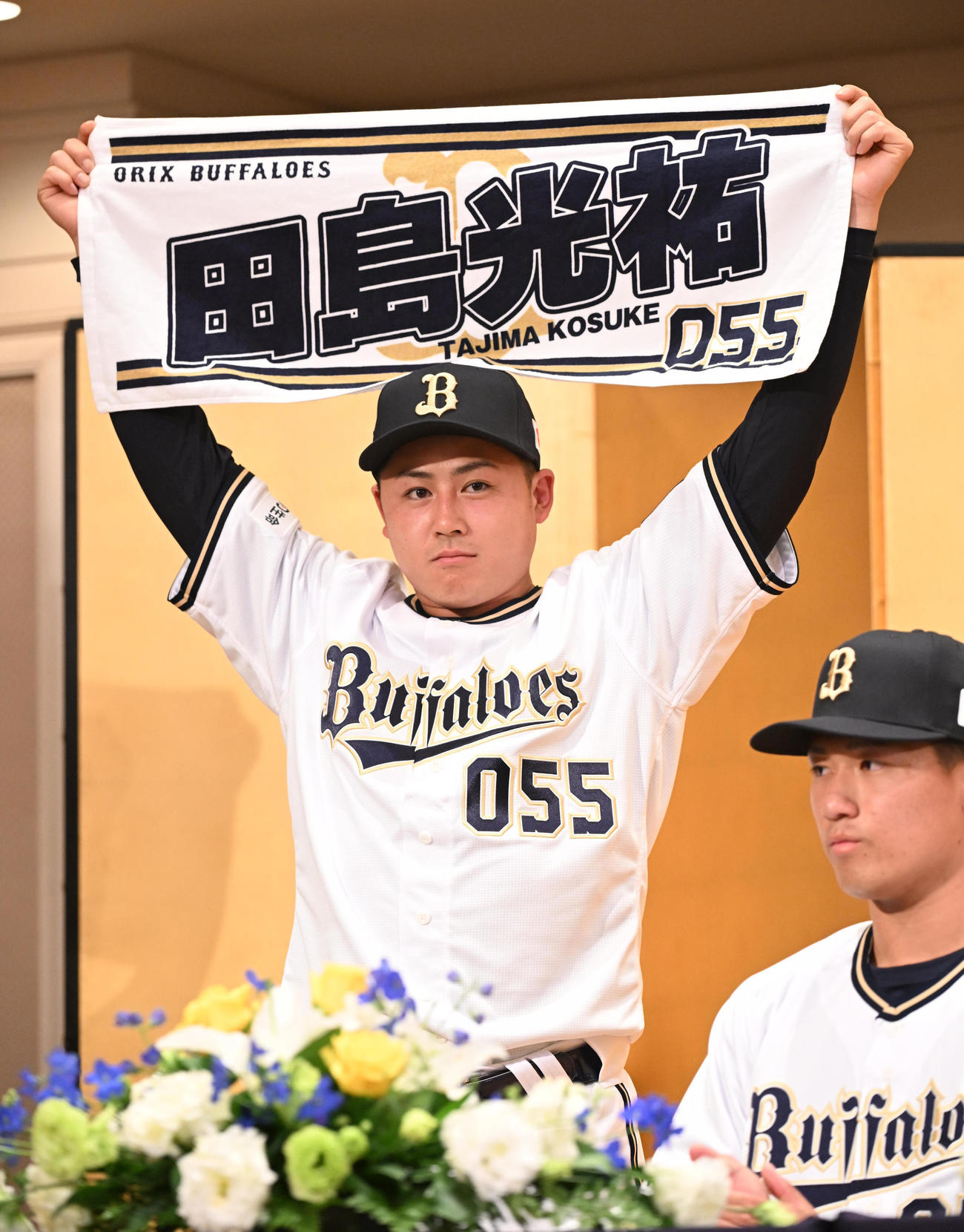 入団会見で名前入りタオルを掲げるオリックス育成5位田島光祐（撮影・和賀正仁）