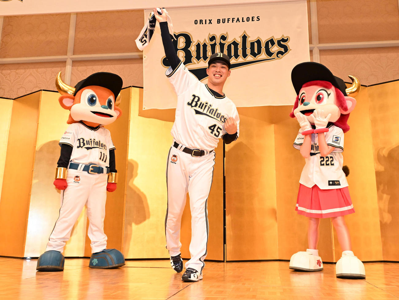 オリックス入団発表後、フォームを披露する5位東山玲士（撮影・和賀正仁）