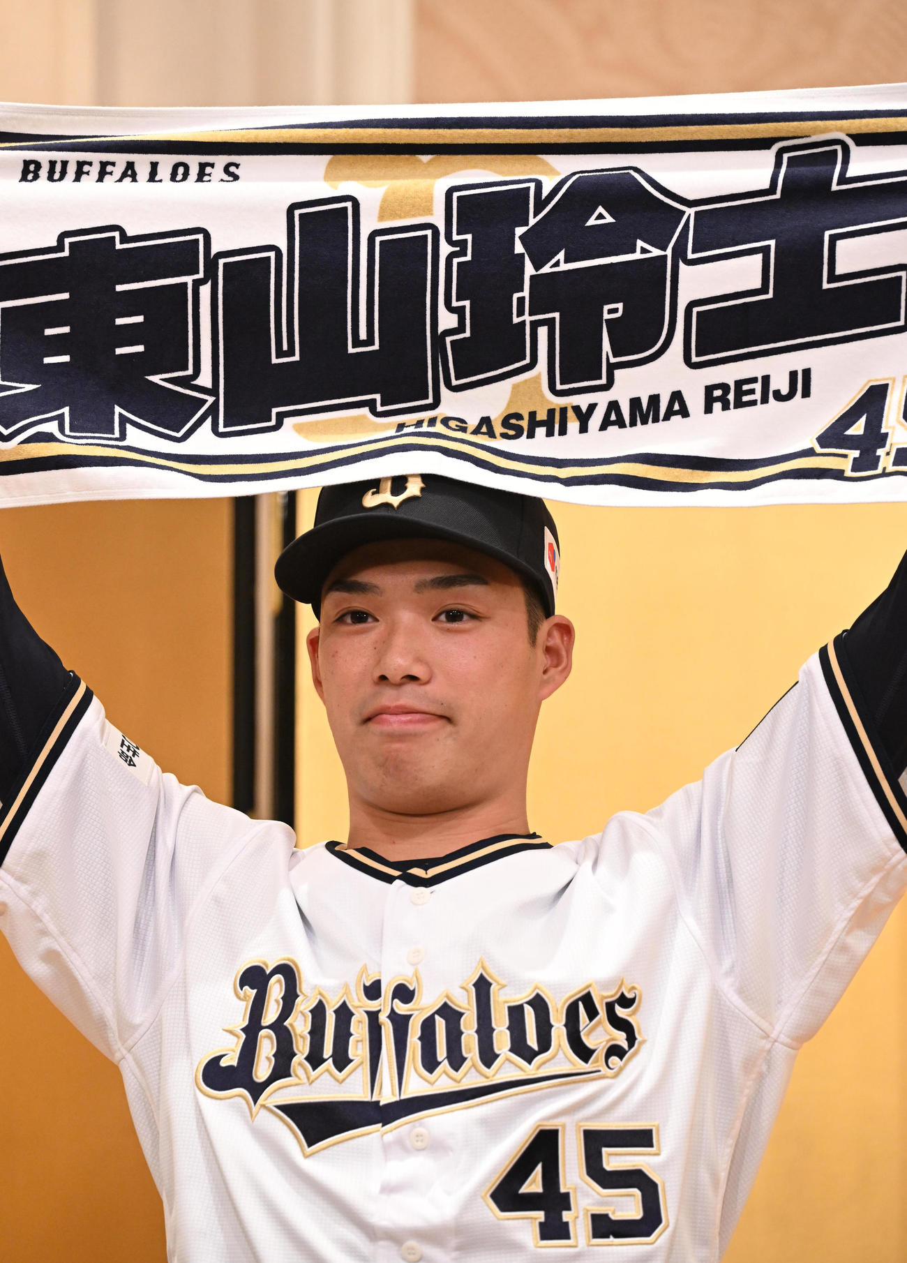 入団会見で名前入りタオルを掲げるオリックス5位東山玲士（撮影・和賀正仁）
