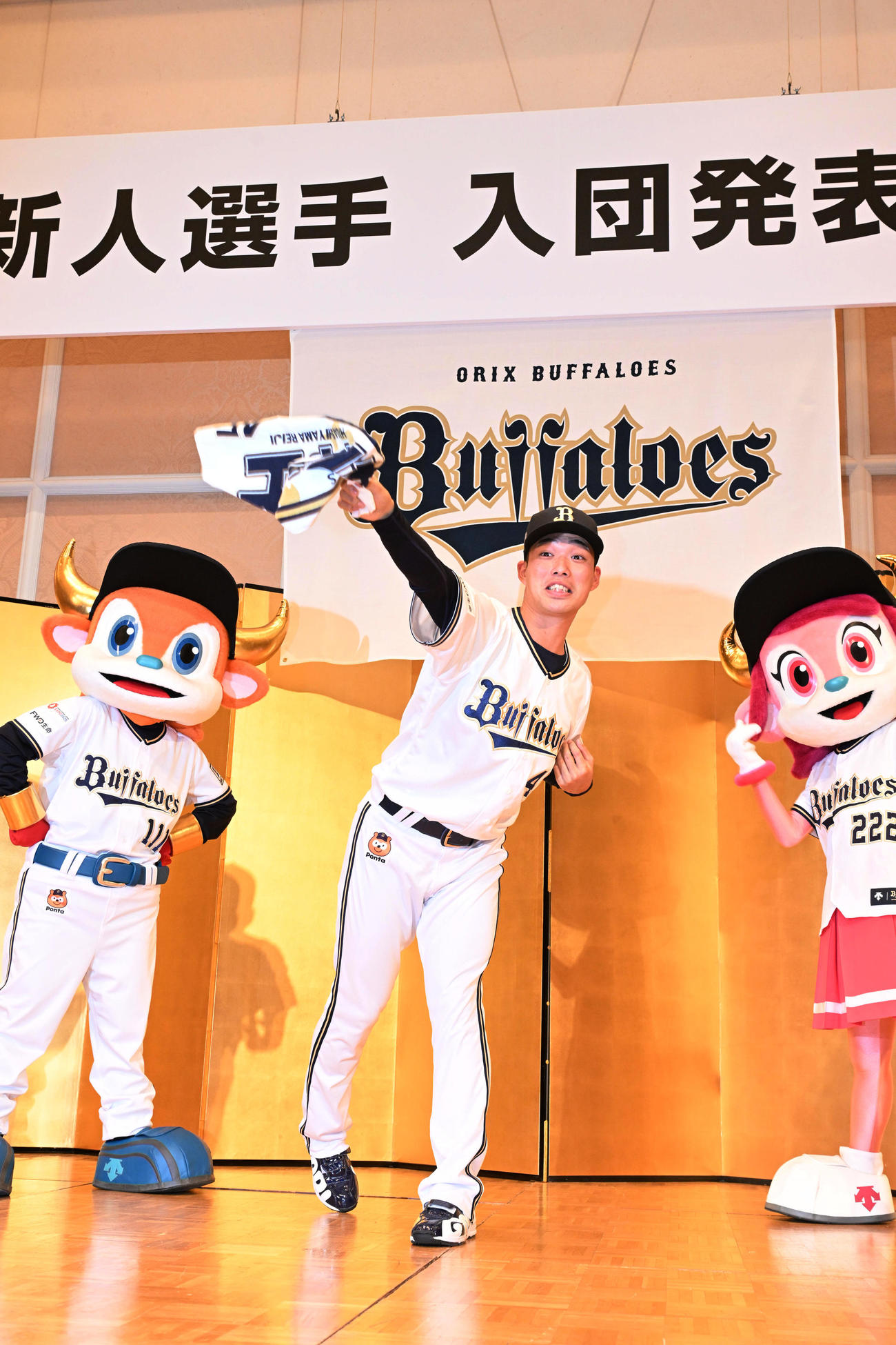 オリックス入団発表後、フォームを披露する5位東山玲士（撮影・和賀正仁）