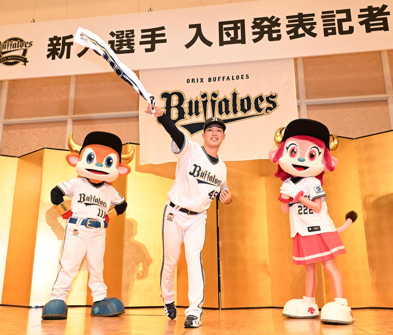 オリックス入団発表後、フォームを披露する5位東山玲士（撮影・和賀正仁）