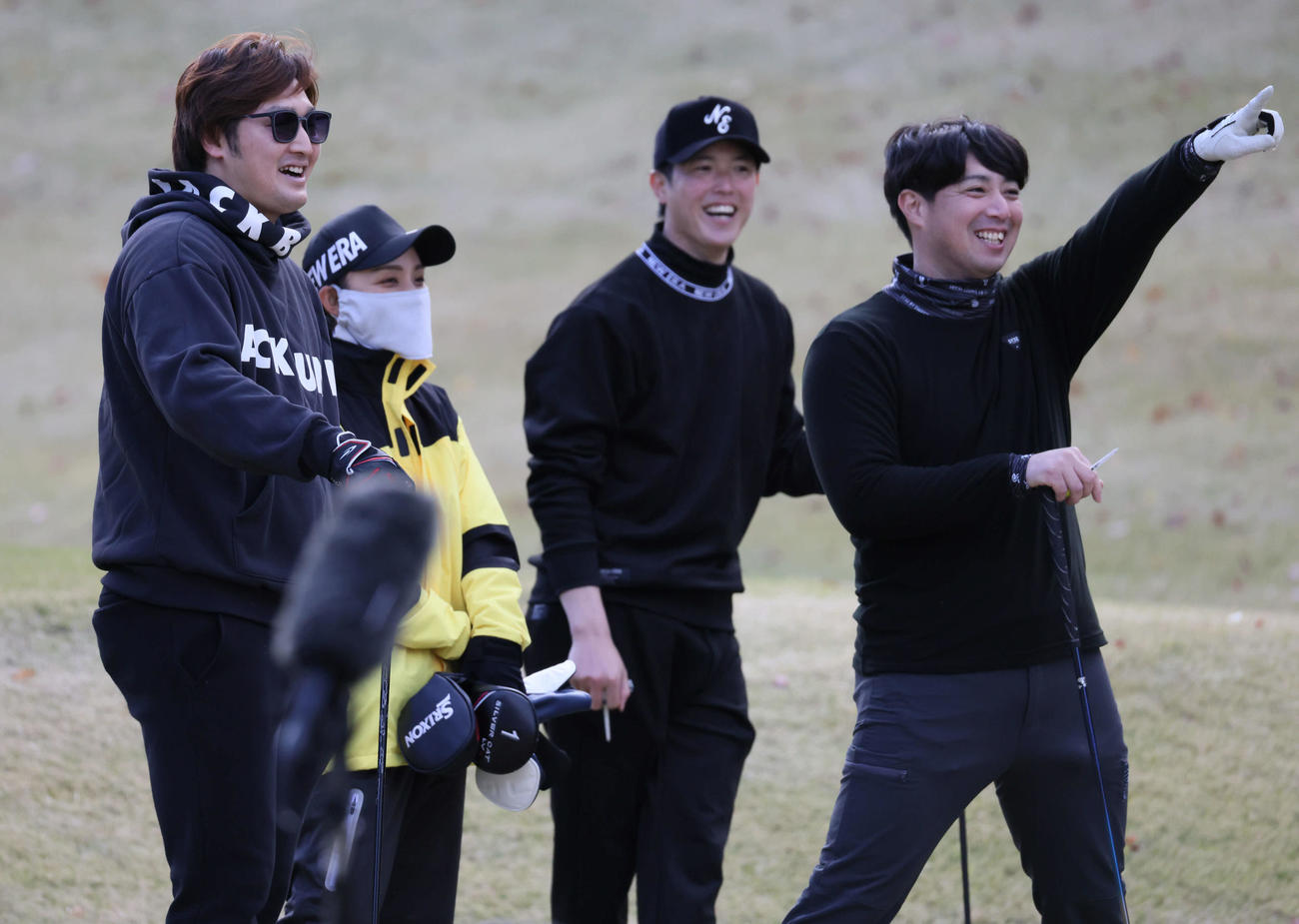 今季限りで引退しコーチになる広島野村（右）と野村の背番号19番を受け継ぐ床田。中央は森下暢仁（撮影・加藤孝規）