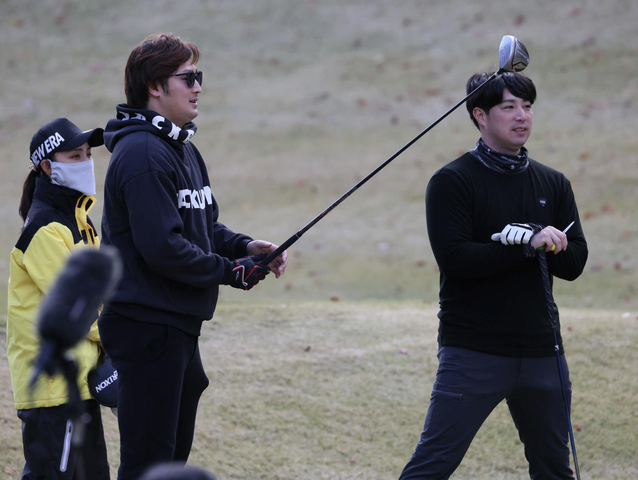 今季限りで引退しコーチになる広島野村（右）と野村の背番号19番を受け継ぐ床田（撮影・加藤孝規）