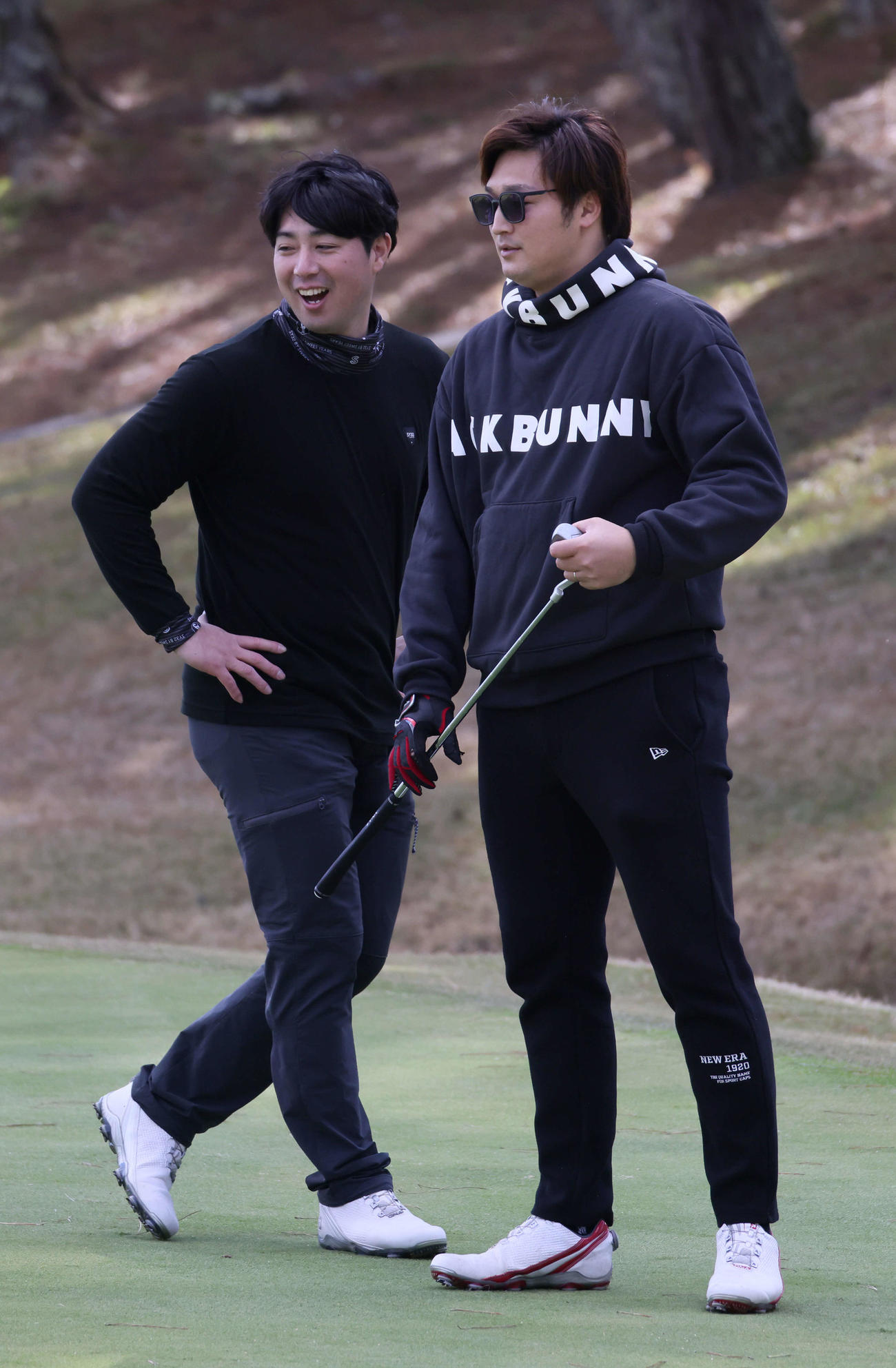 今季限りで引退しコーチになる広島野村（左）と野村の背番号19番を受け継ぐ床田（撮影・加藤孝規）