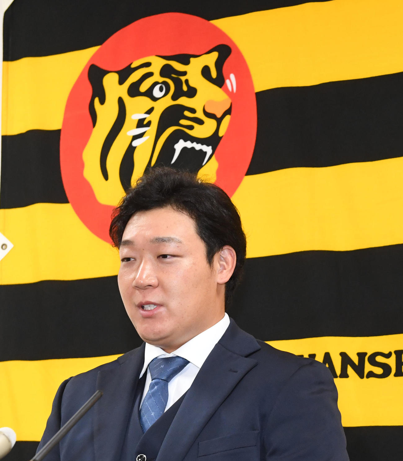 阪神残留会見を行う大山（撮影・前岡正明）