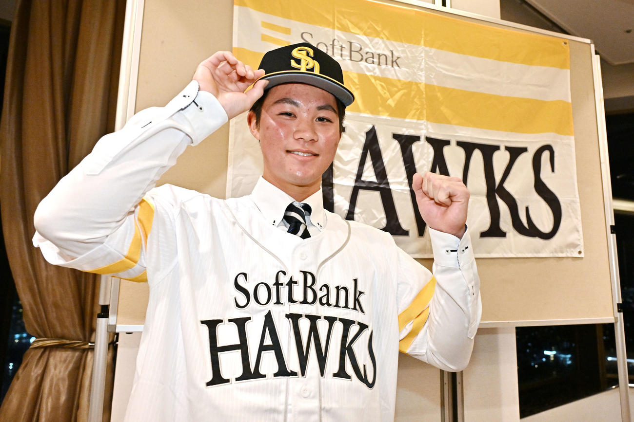 仮契約を終えたソフトバンクドラフト2位神奈川大・庄子はガッツポーズする（撮影・滝沢徹郎）