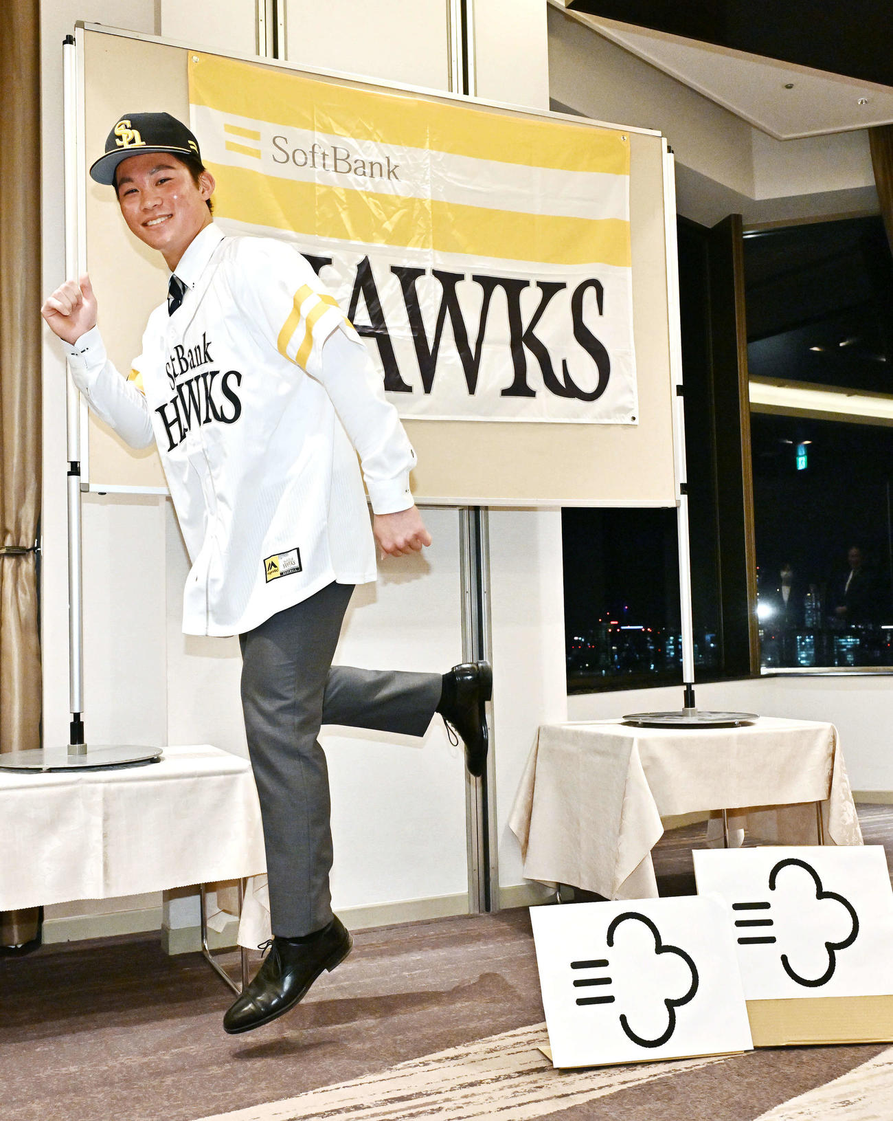 俊足のソフトバンクドラフト2位神奈川大・庄子はポーズを決める（撮影・滝沢徹郎）