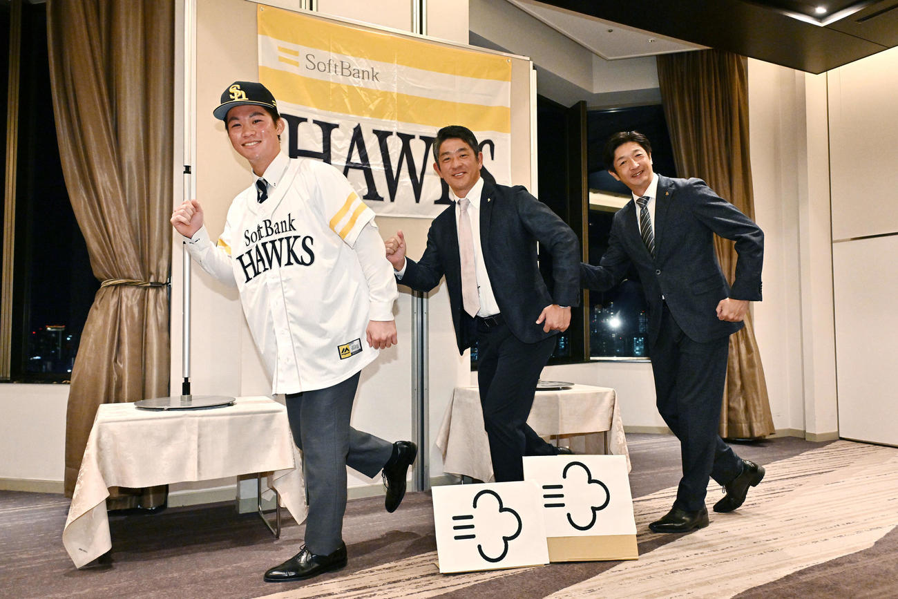 俊足のソフトバンクドラフト2位神奈川大・庄子（左）は福山アマスカウトチーフ（中央）、松本アマスカウトとポーズを決める（撮影・滝沢徹郎）