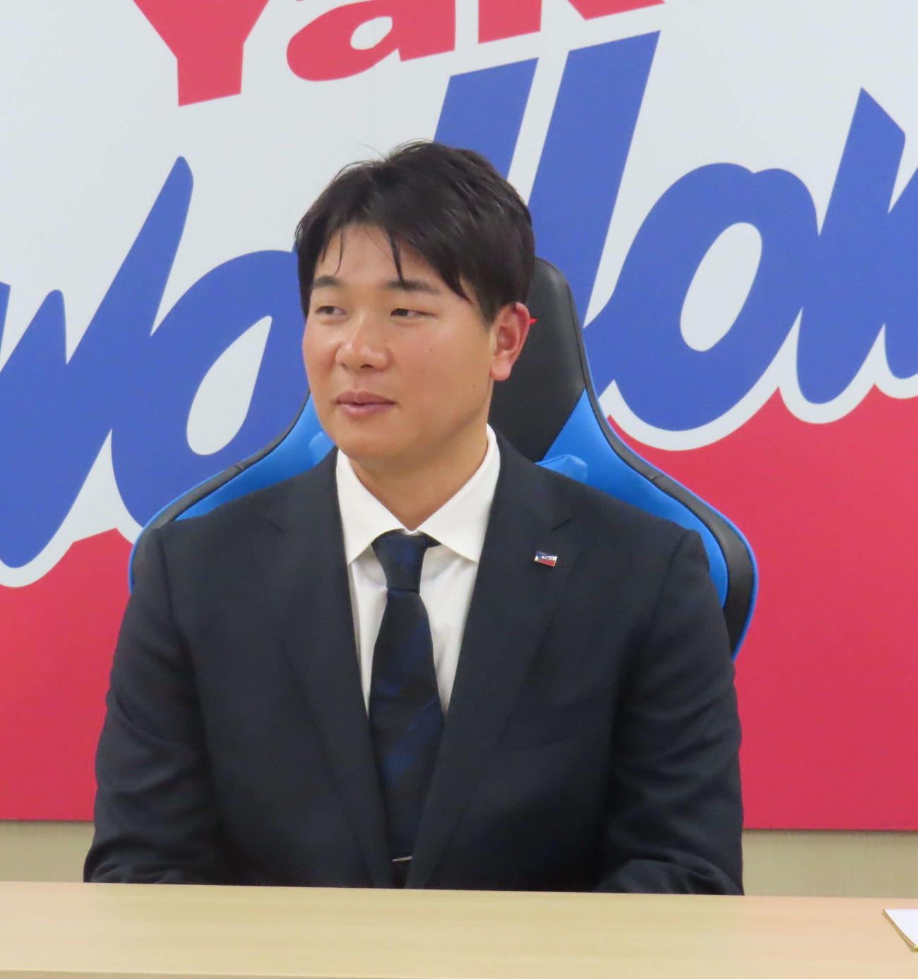 契約更改交渉を終え、会見に臨むヤクルト松本直（撮影・水谷京裕）
