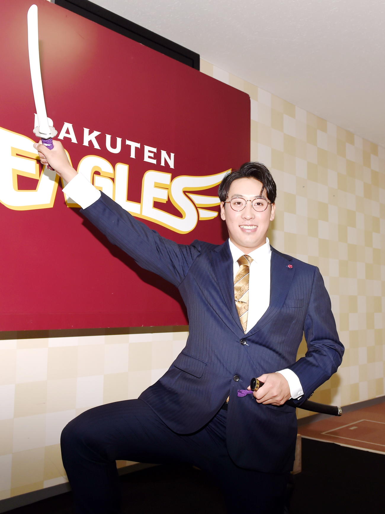契約更改後におもちゃの刀を使い侍ポーズをする楽天藤平（撮影・山田愛斗）