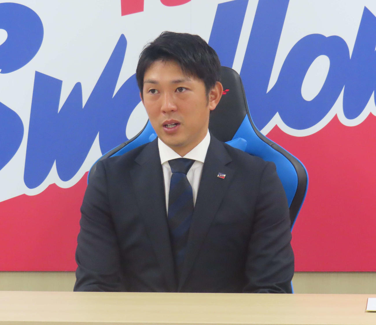 契約更改交渉を終え、会見に臨むヤクルト原（撮影・水谷京裕）