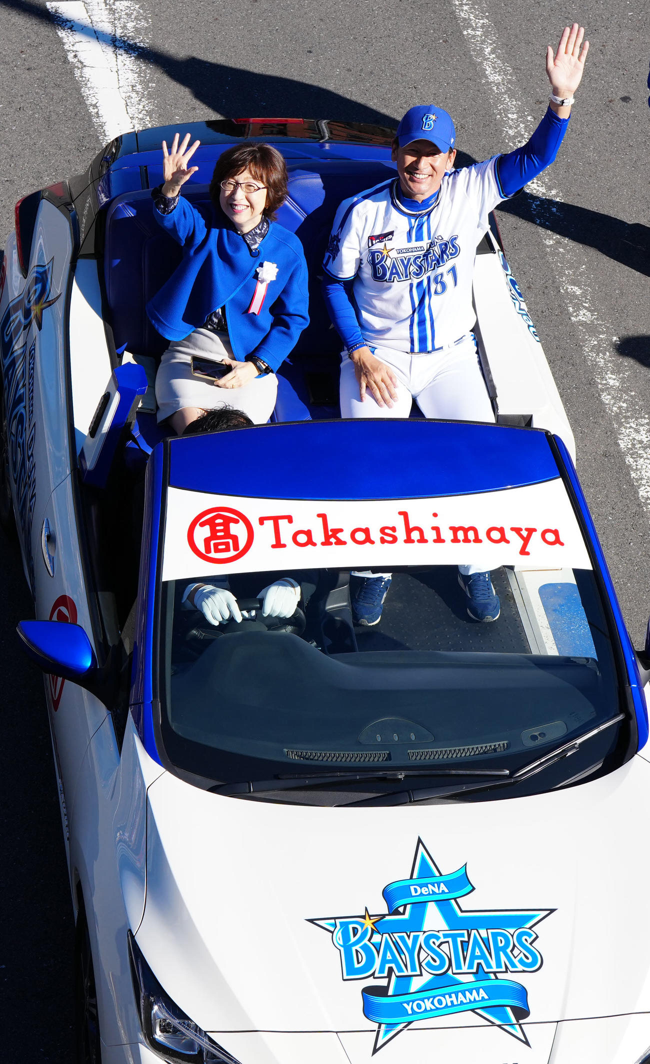 日本一優勝パレードに臨むDeNA三浦監督（右）と南場オーナー（撮影・江口和貴）