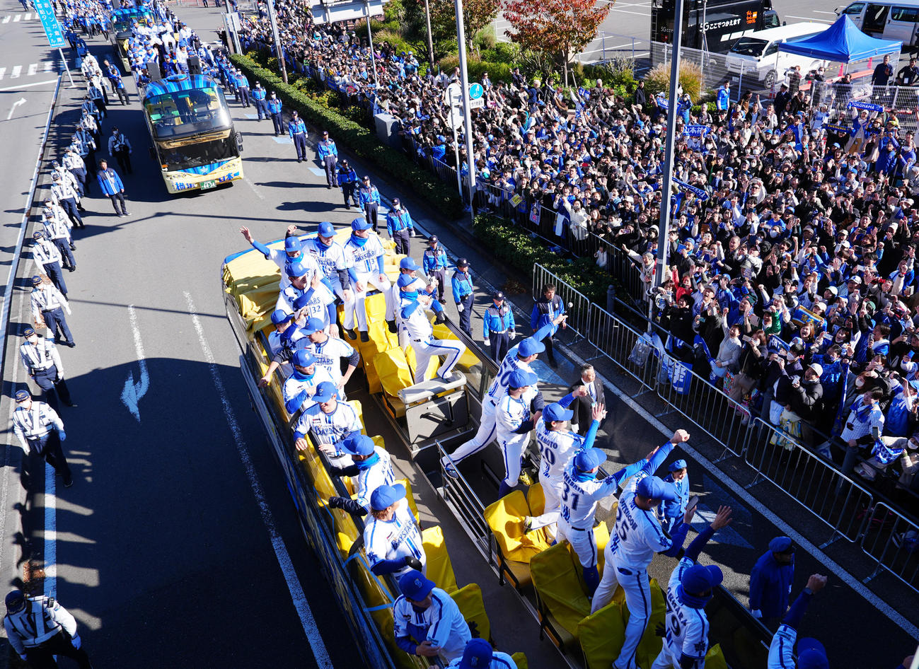 日本一優勝パレードに臨むDeNAの選手たち（撮影・江口和貴）