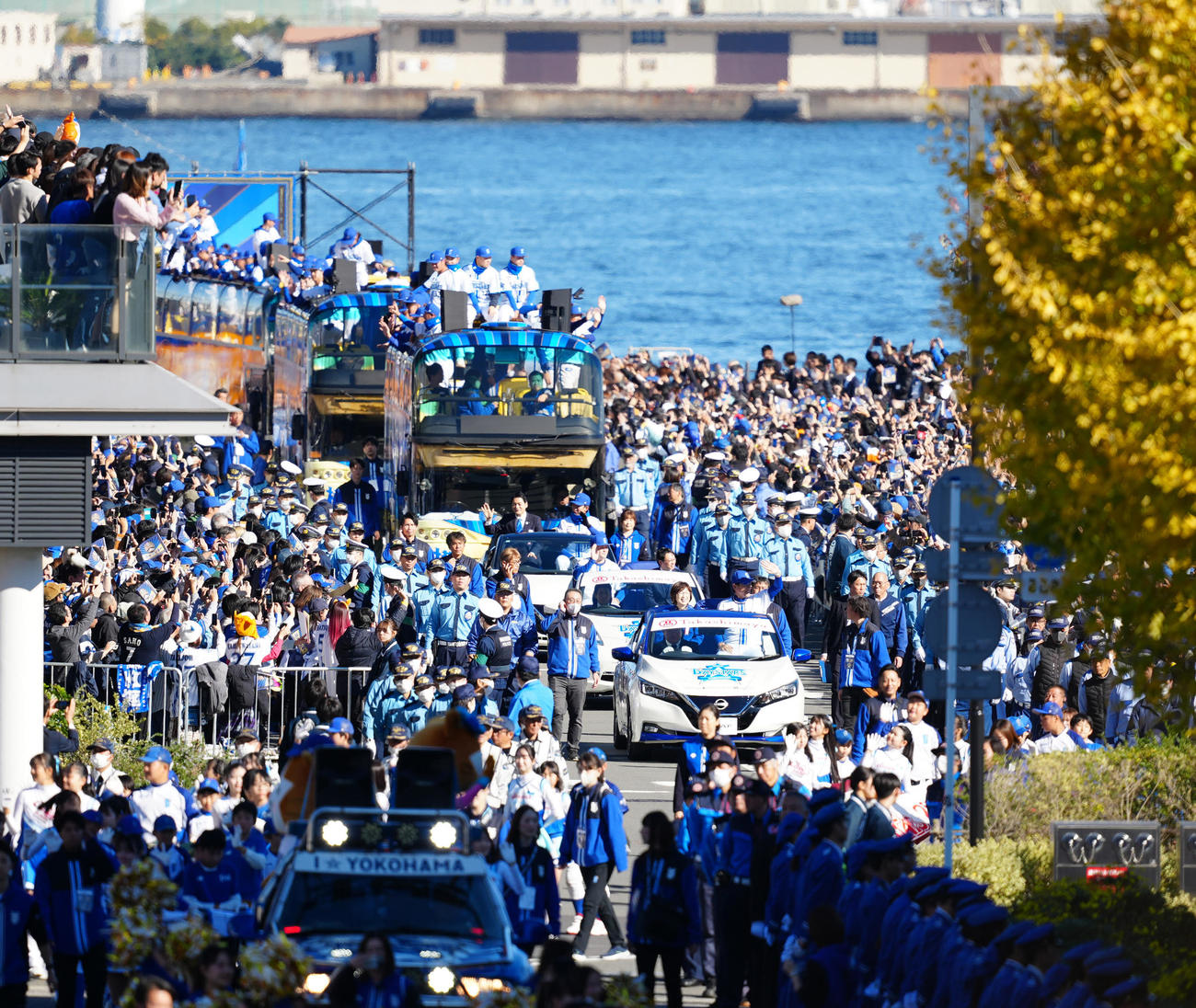 大勢の観客の声援を受け、日本一優勝パレードに臨むDeNAの選手たち（撮影・江口和貴）