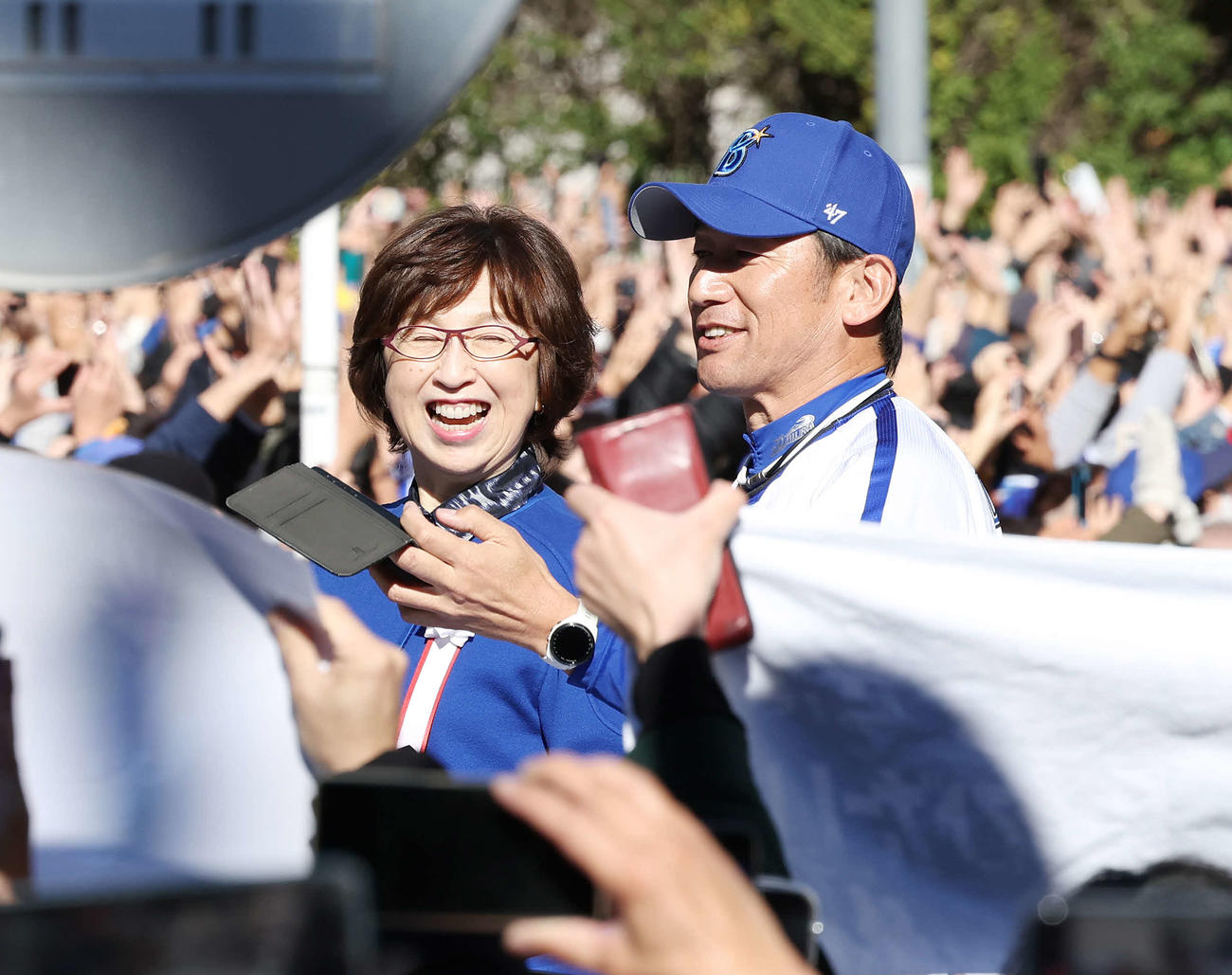 DeNA日本一優勝パレード2024で笑顔を見せる南場オーナー（左）と三浦監督（撮影・宮地輝）