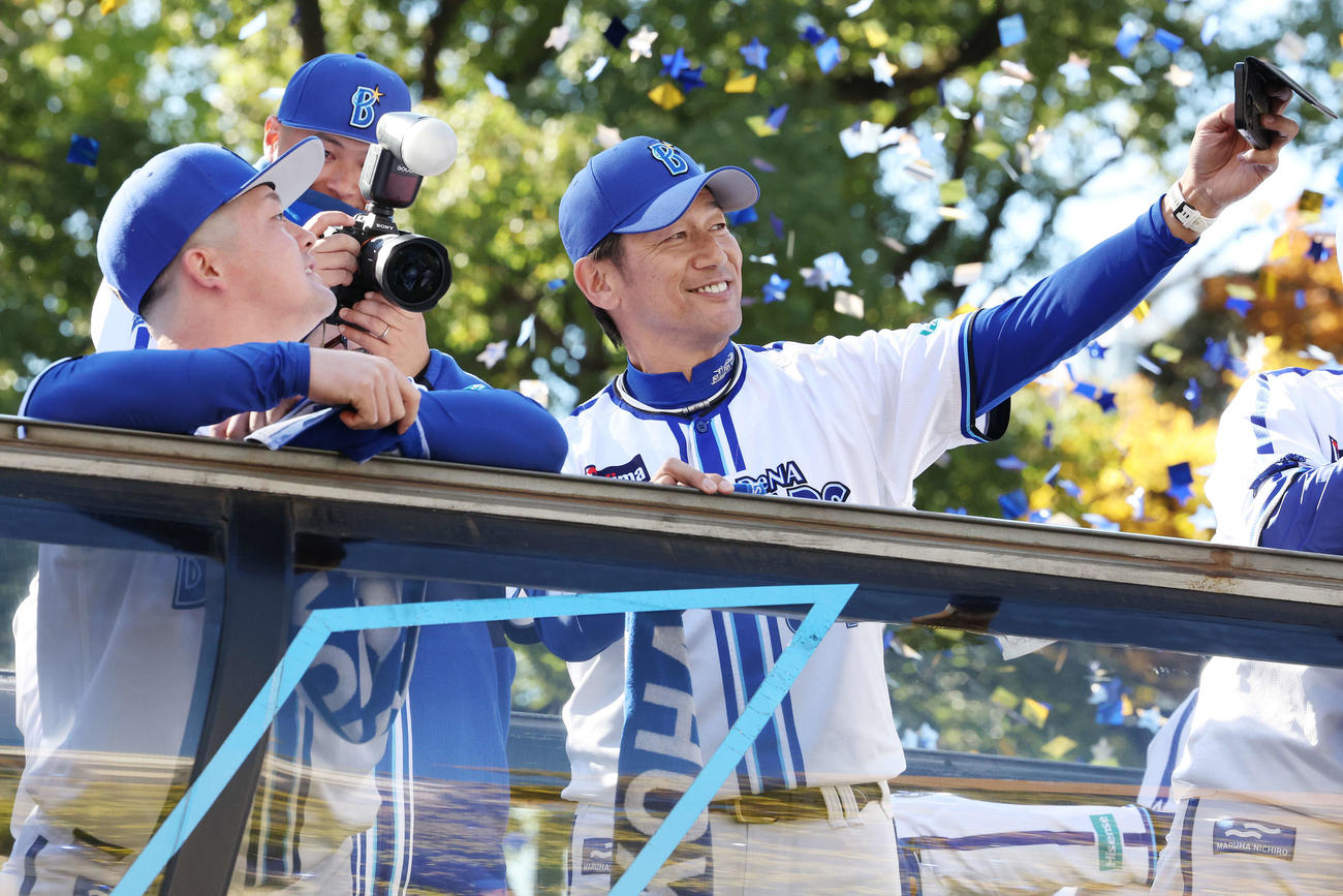 DeNA日本一優勝パレード2024で牧（左）と自撮りをする三浦監督（撮影・宮地輝）