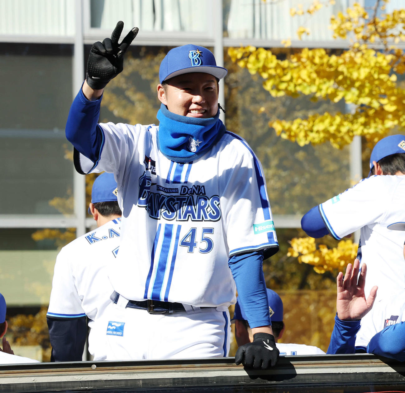 DeNA日本一優勝パレード2024で笑顔でピースをする森原（撮影・宮地輝）