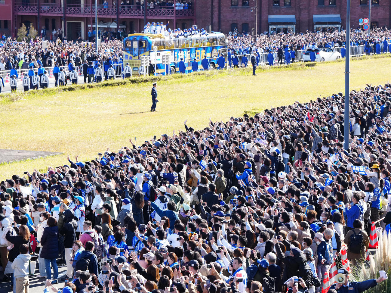 DeNAの日本一優勝パレードで選手たちに声援を送る大勢の人たち（撮影・江口和貴）