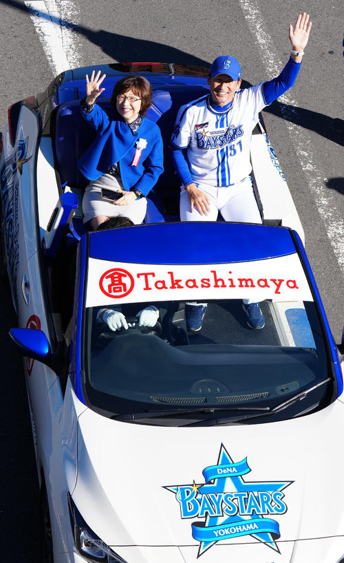 日本一優勝パレードに臨むDeNA三浦監督（右）と南場オーナー（撮影・江口和貴）