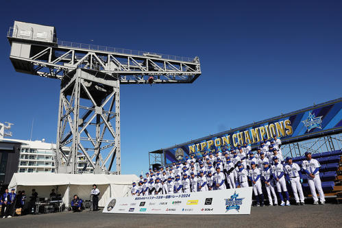 日本一優勝パレードを前に横浜・ハンマーヘッドでオープニングセレモニーを行うDeNAの選手、スタッフら（撮影・足立雅史）
