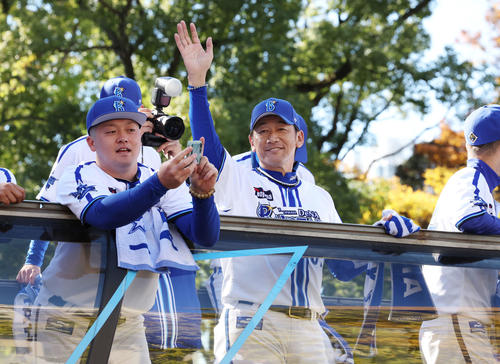 DeNA日本一優勝パレード2024で笑顔で手を振る三浦監督（右）（撮影・宮地輝）