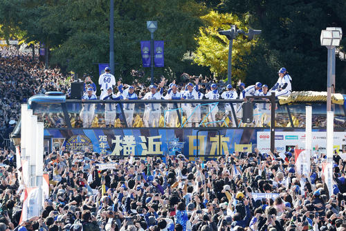 日本一優勝パレードするDeNAの選手たち（撮影・鈴木正人）