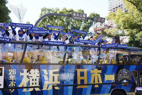 DeNA日本一優勝パレード2024クロージングセレモニーであいさつする三浦監督（右から4人目）と選手（撮影・宮地輝）