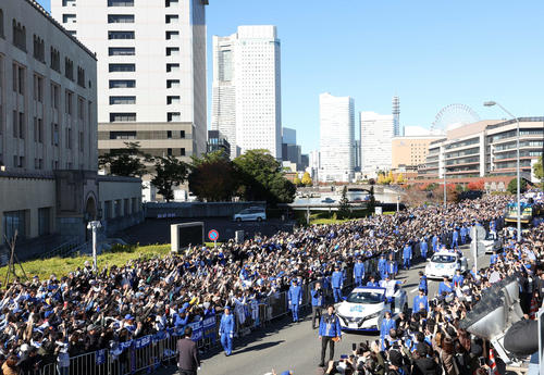 ファンに手を振るDeNA三浦監督（手前右）と南場オーナー（撮影・鈴木正人）