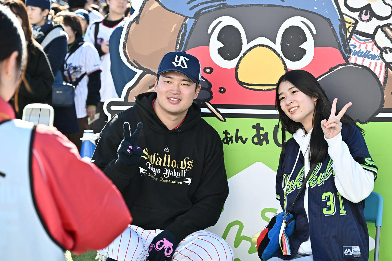 ファンと記念撮影するヤクルト村上（撮影・滝沢徹郎）