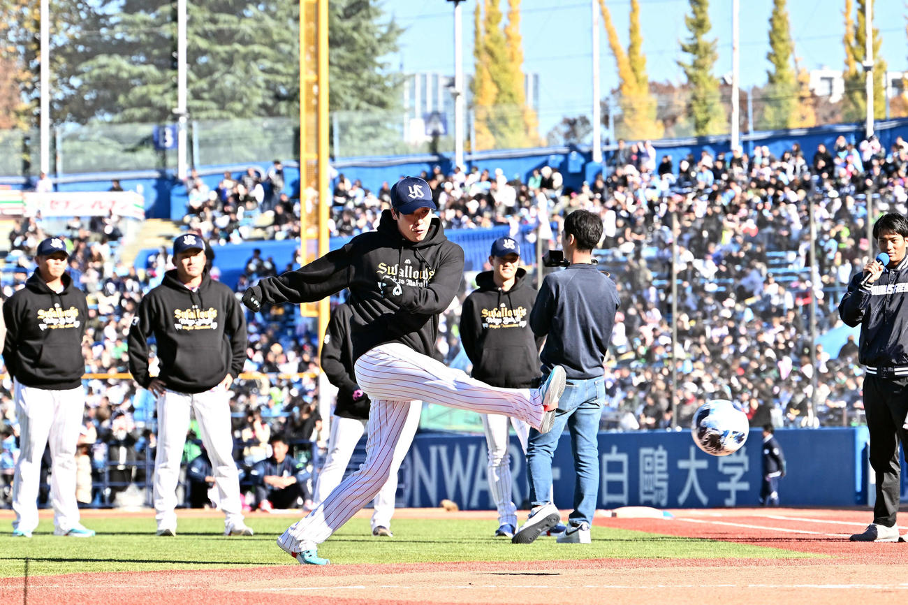 PK対決でシュートを放つヤクルト山田（手前）（撮影・滝沢徹郎）